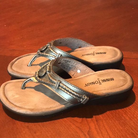 Minnetonka gray metallic leather thong sandals shoes size 6M - Picture 5 of 12